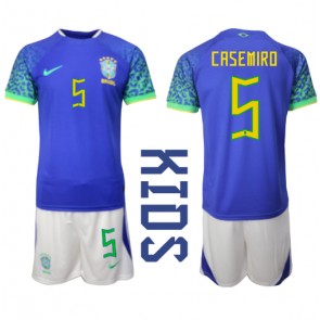 Maillot de foot Brésil Casemiro #5 Extérieur enfant Monde 2022 Manches Courte (+ pantalon court)